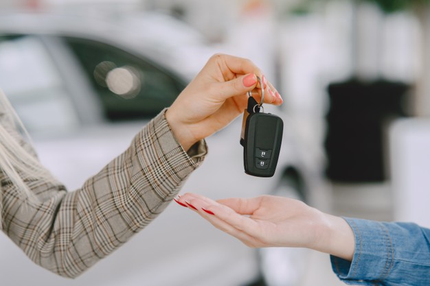 Woman-selling-car